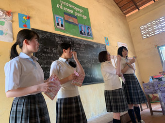 生徒代表がカンボジアの「なでしこスクール」を訪問